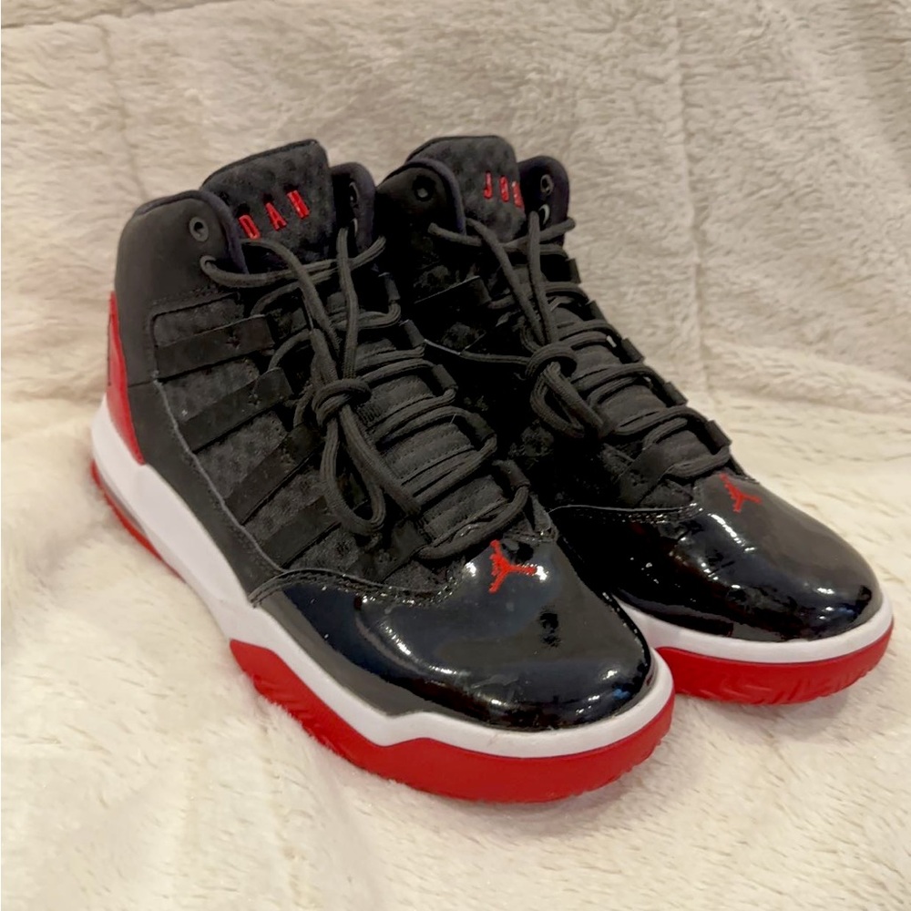 jordan jump man max aura